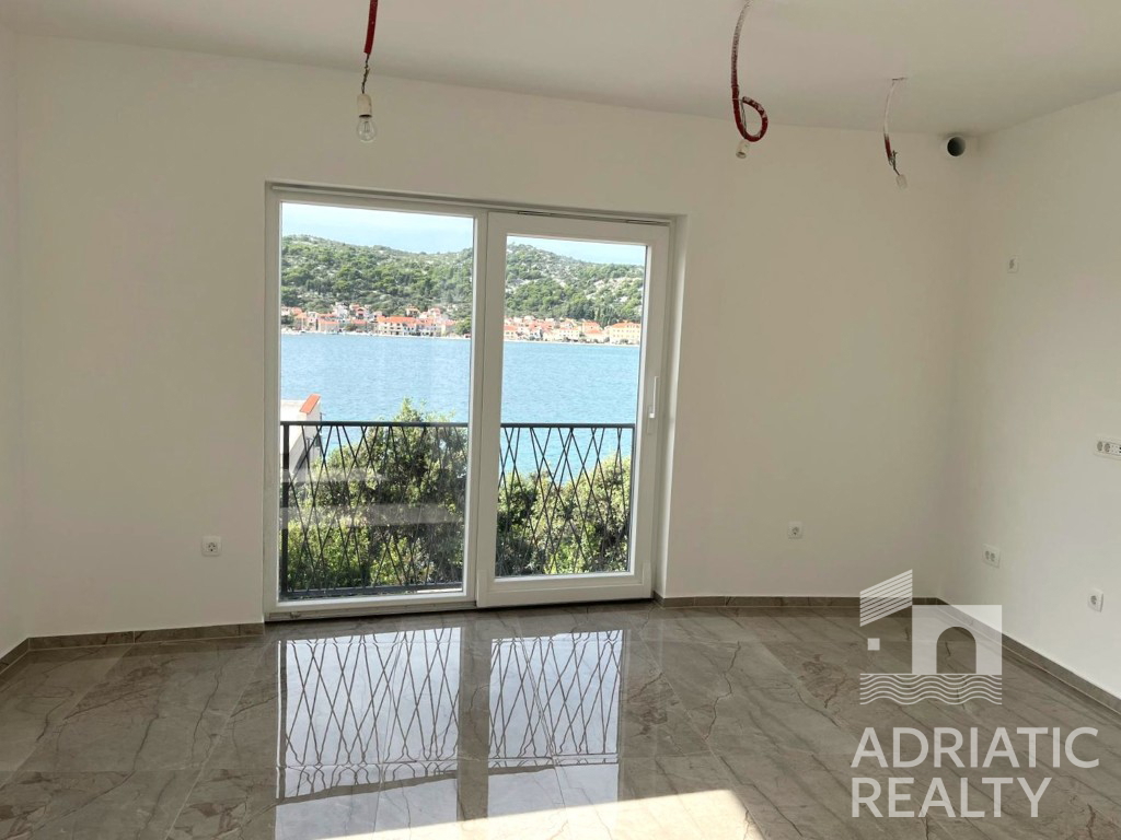 Tisno, bilocale con garage e vista diretta sul mare