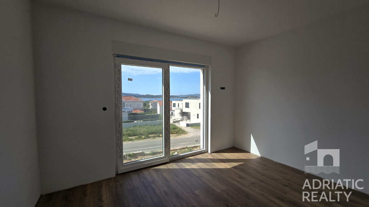 Vodice, casa bifamiliare con due appartamenti e piscina, splendida vista sul mare
