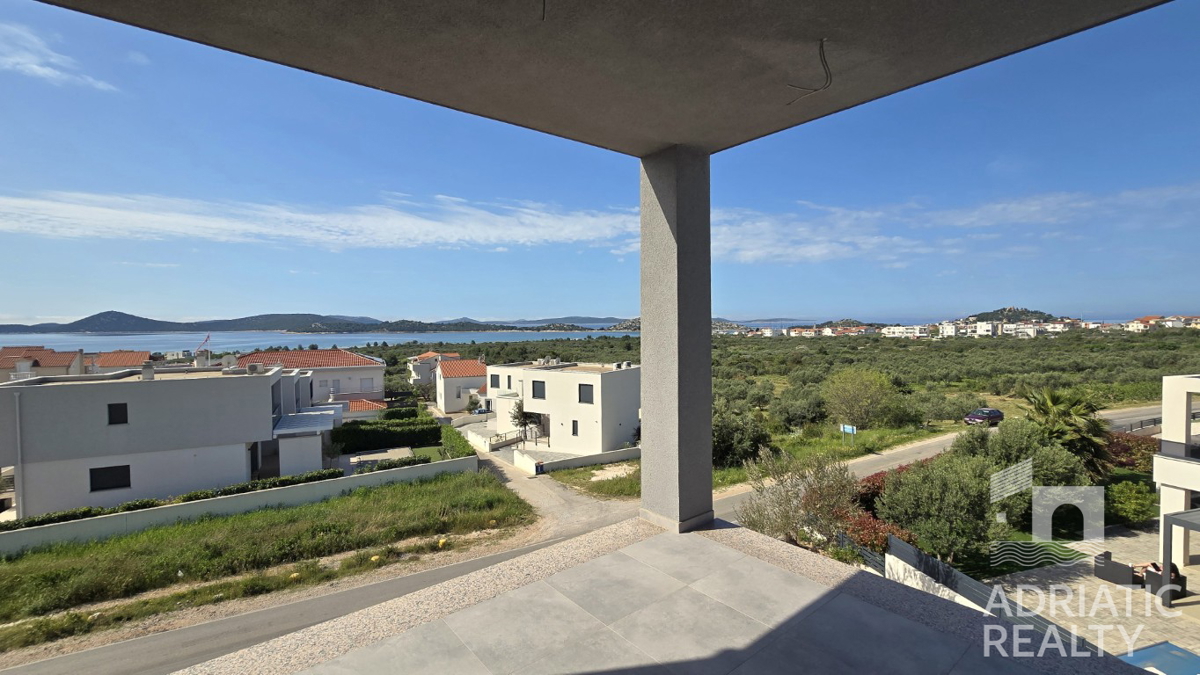 Vodice, casa bifamiliare con due appartamenti e piscina, splendida vista sul mare
