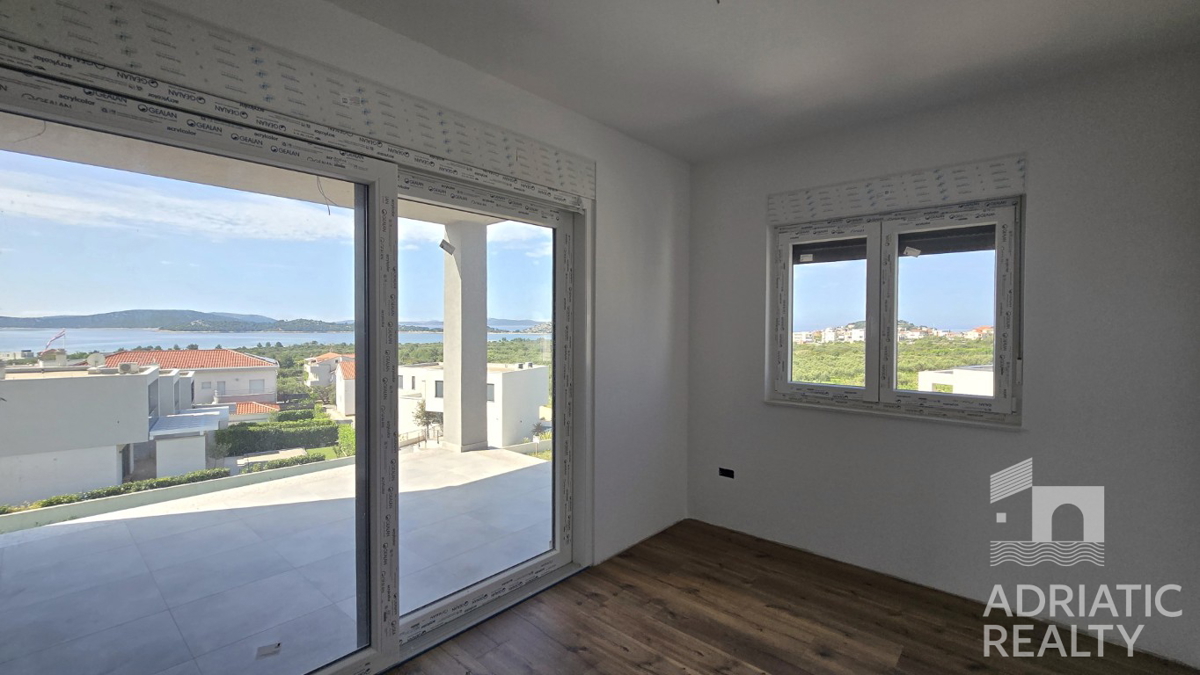 Vodice, casa bifamiliare con due appartamenti e piscina, splendida vista sul mare
