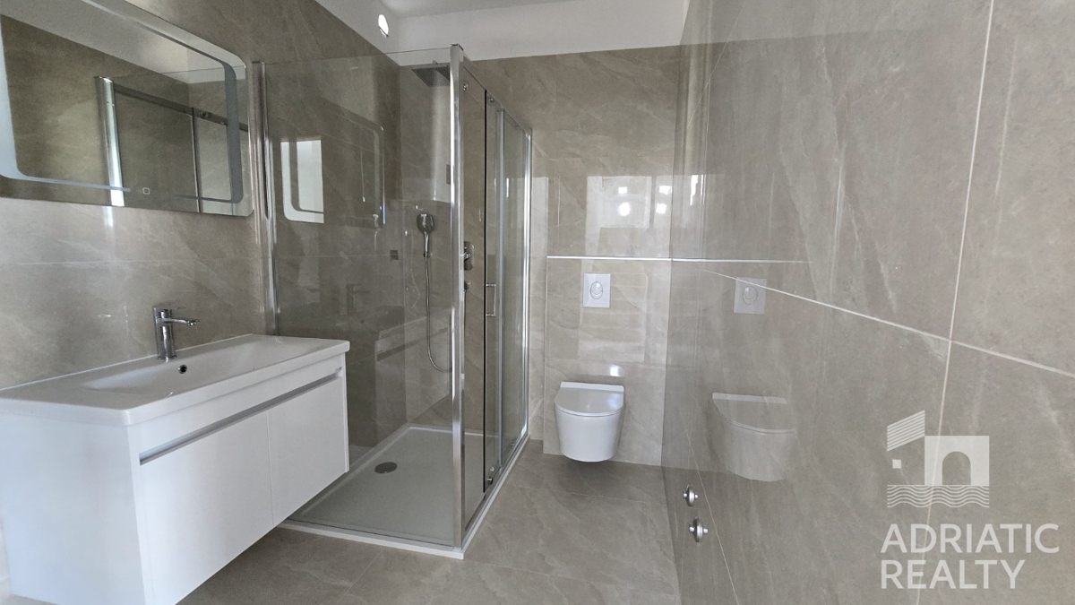 Vodice, casa bifamiliare con due appartamenti e piscina, splendida vista sul mare