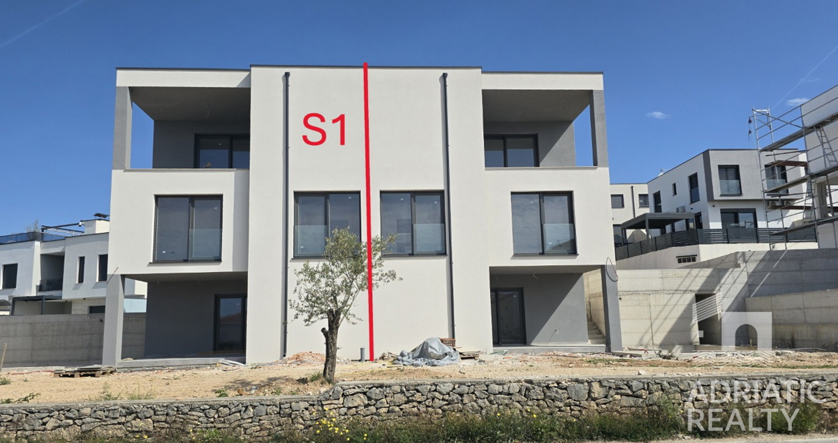 Vodice, casa bifamiliare con due appartamenti e piscina, splendida vista sul mare