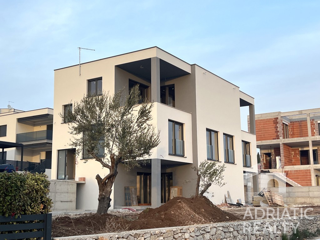Vodice, casa bifamiliare con due appartamenti e piscina, splendida vista sul mare