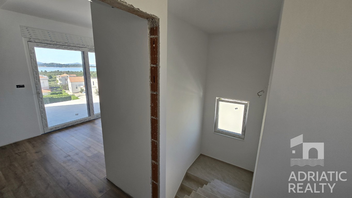 Vodice, casa bifamiliare con due appartamenti e piscina, splendida vista sul mare