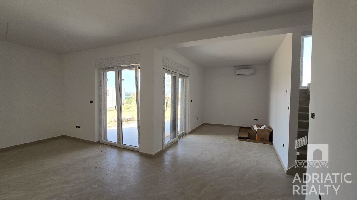 Vodice, casa bifamiliare con due appartamenti e piscina, splendida vista sul mare