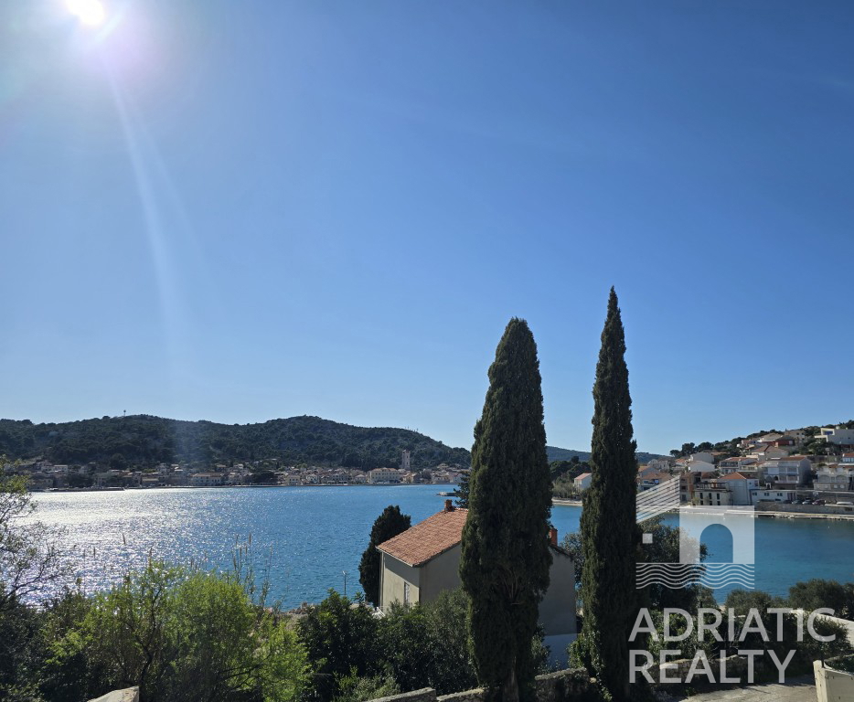 Tisno, appartamento su due piani con garage e splendida vista mare, a 50 m dal mare