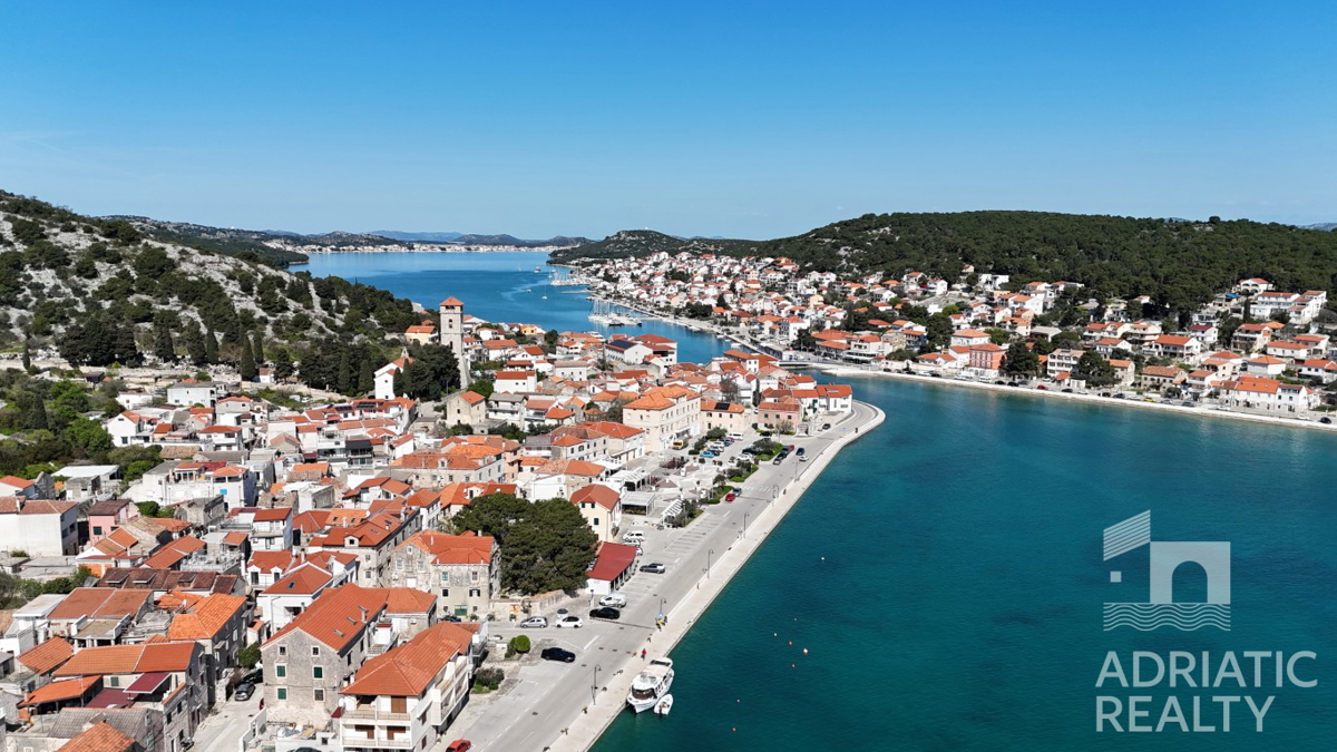 Tisno, appartamento su due piani con garage e splendida vista mare, a 50 m dal mare