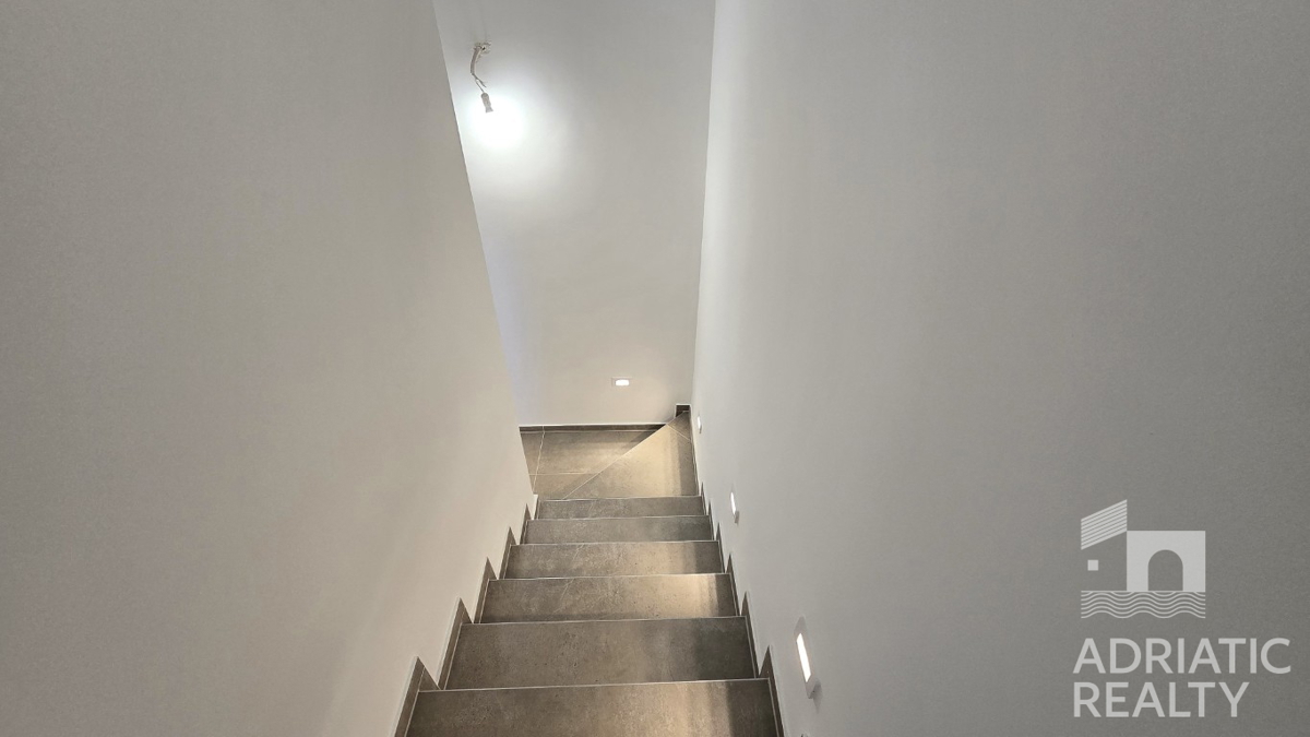 Tisno, appartamento su due piani con garage e splendida vista mare, a 50 m dal mare