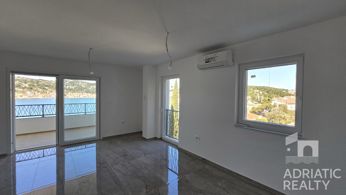 Tisno, appartamento su due piani con garage e splendida vista mare, a 50 m dal mare