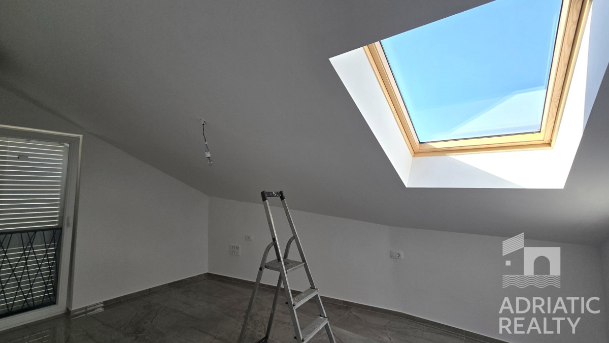 Tisno, appartamento su due piani con garage e splendida vista mare, a 50 m dal mare