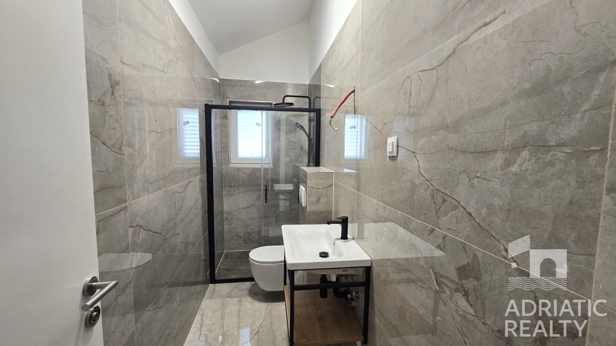 Tisno, appartamento su due piani con garage e splendida vista mare, a 50 m dal mare