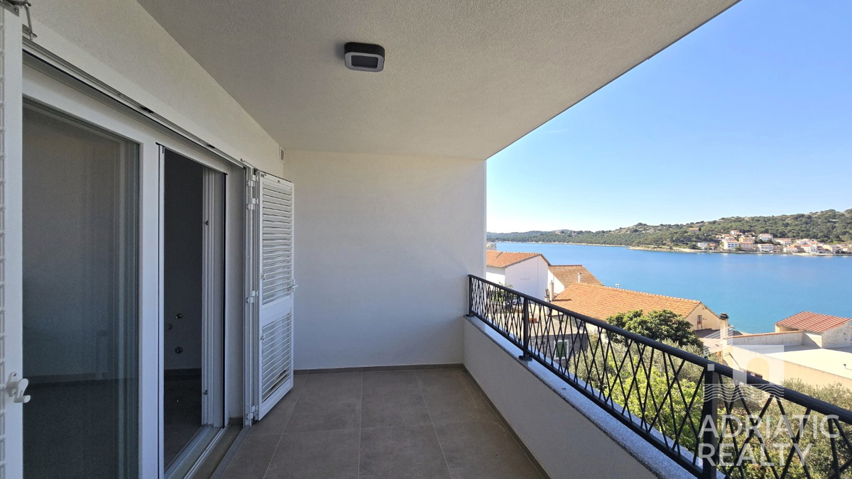 Tisno, appartamento su due piani con garage e splendida vista mare, a 50 m dal mare