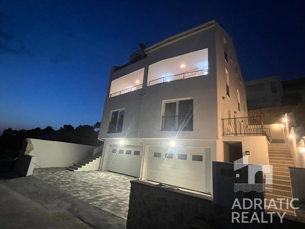 Tisno, appartamento su due piani con garage e splendida vista mare, a 50 m dal mare