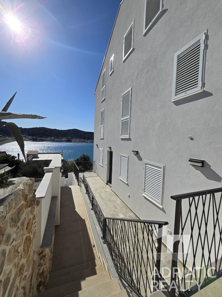 Tisno, appartamento su due piani con garage e splendida vista mare, a 50 m dal mare