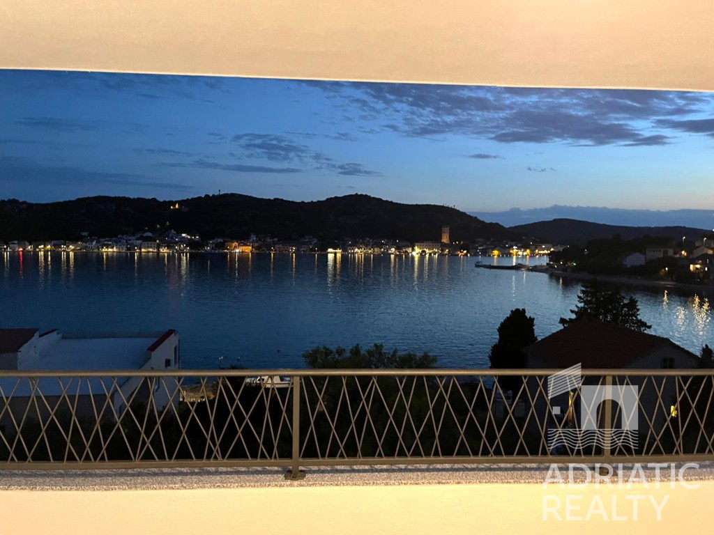 Tisno, appartamento su due piani con garage e splendida vista mare, a 50 m dal mare