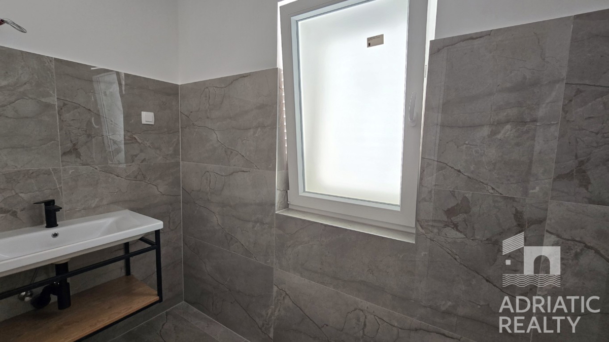 Tisno, appartamento su due piani con garage e splendida vista mare, a 50 m dal mare