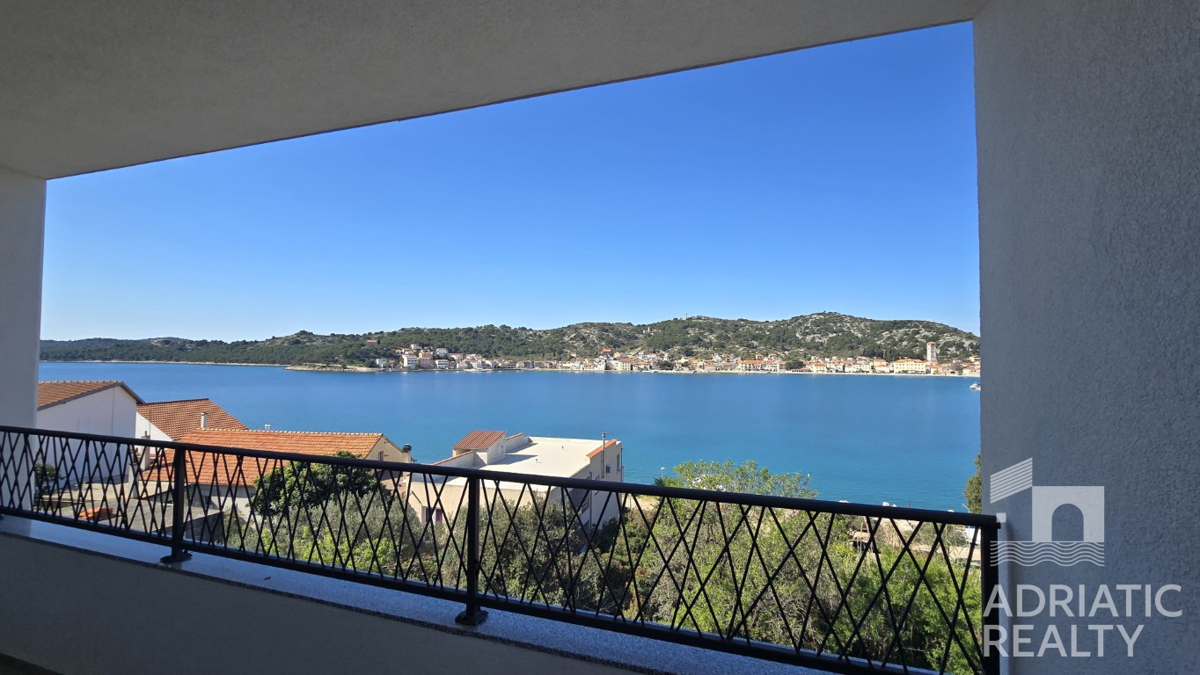Tisno, appartamento su due piani con garage e splendida vista mare, a 50 m dal mare