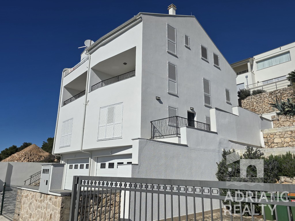 Tisno, appartamento su due piani con garage e splendida vista mare, a 50 m dal mare