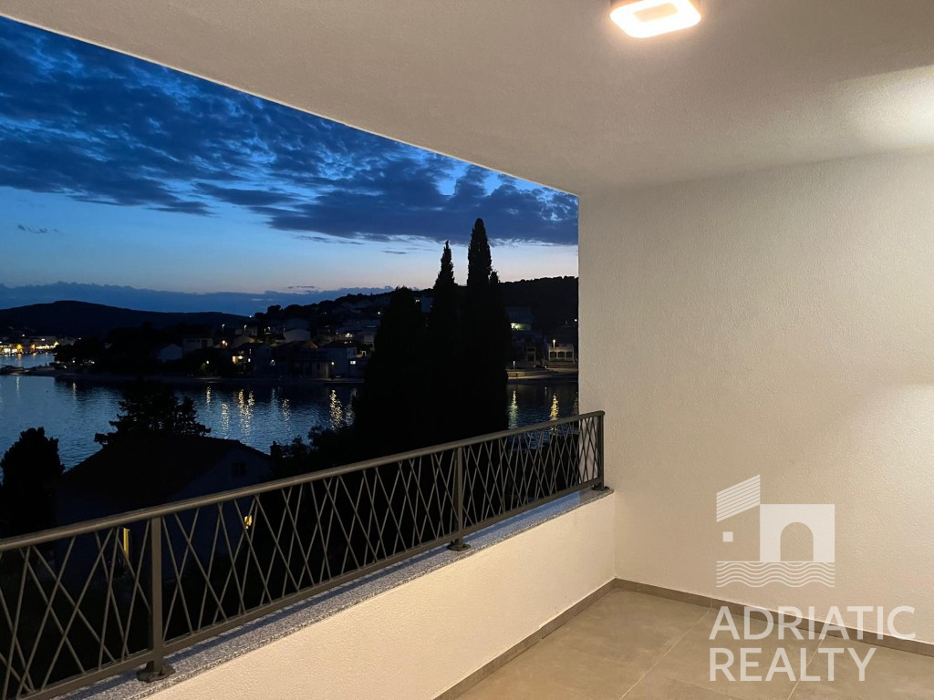 Tisno, appartamento su due piani con garage e splendida vista mare, a 50 m dal mare