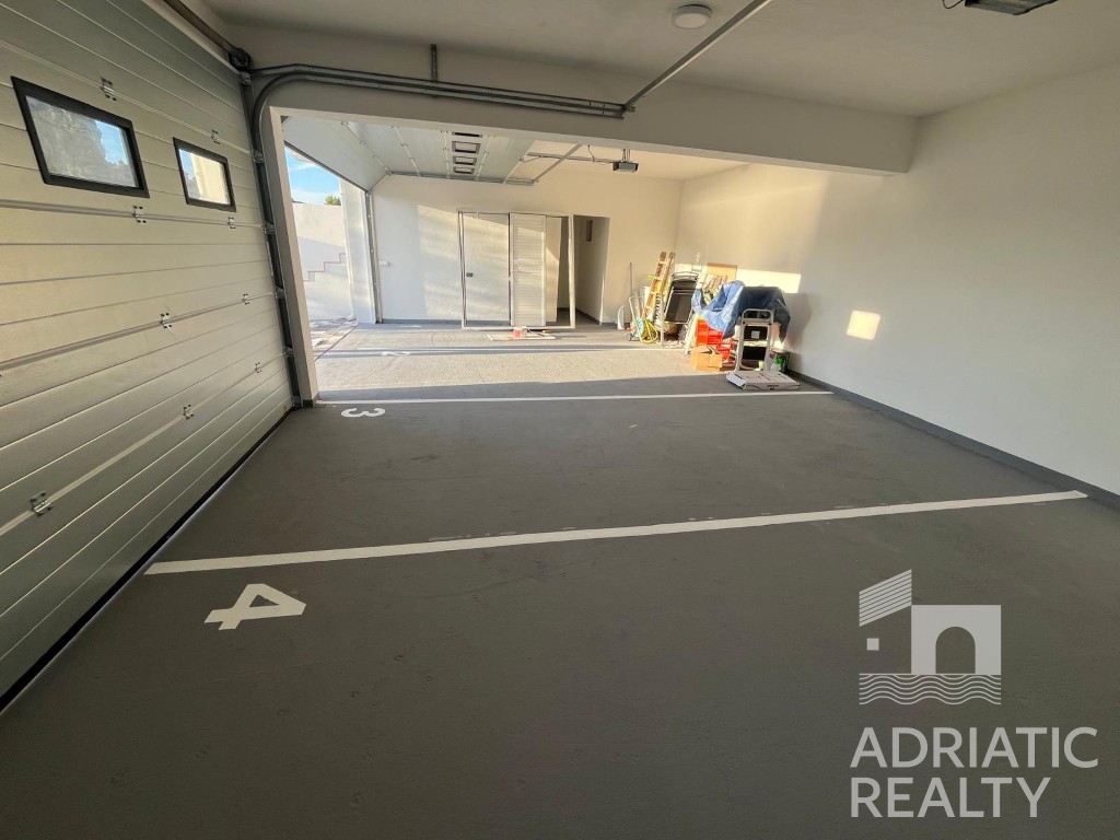 Tisno, appartamento su due piani con garage e splendida vista mare, a 50 m dal mare