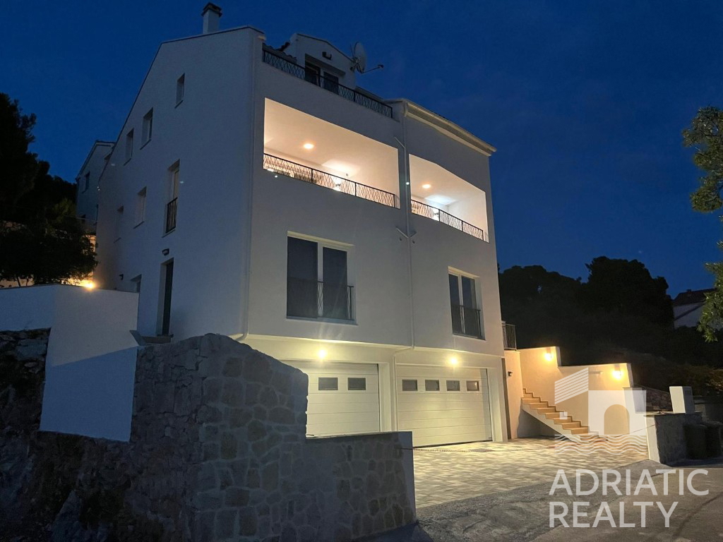 Tisno, appartamento su due piani con garage e splendida vista mare, a 50 m dal mare