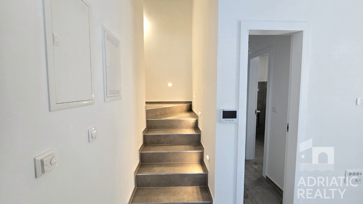 Tisno, appartamento su due piani con garage e splendida vista mare, a 50 m dal mare