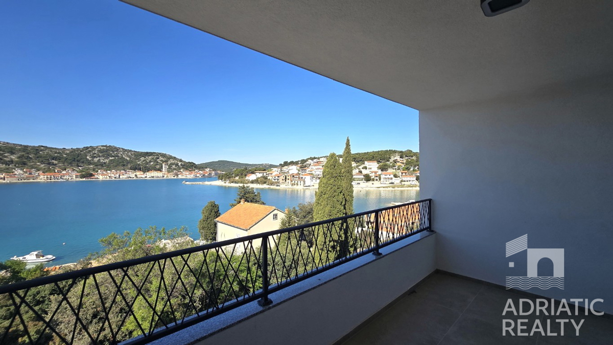 Tisno, appartamento su due piani con garage e splendida vista mare, a 50 m dal mare