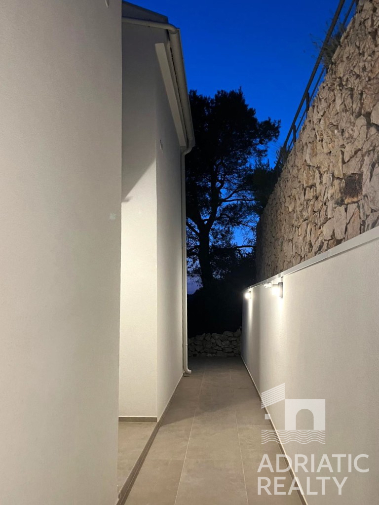 Tisno, appartamento su due piani con garage e splendida vista mare, a 50 m dal mare