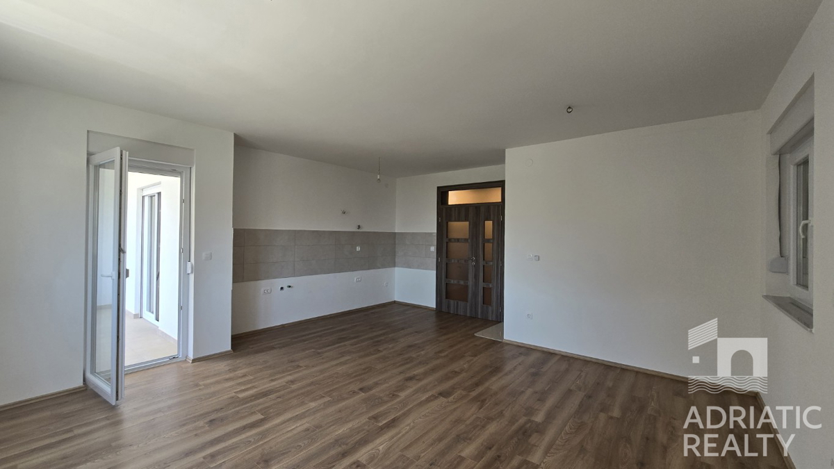 Vodice, appartamento trilocale con ingresso privato e cortile in una posizione tranquilla