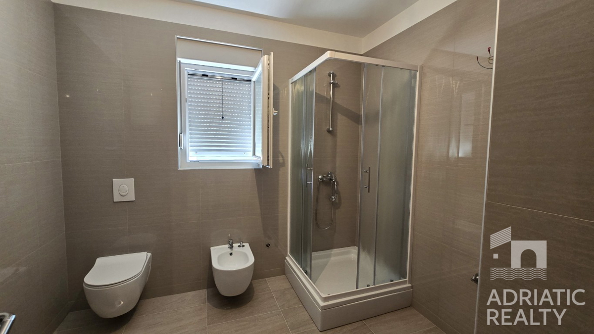 Vodice, appartamento trilocale con ingresso privato e cortile in una posizione tranquilla