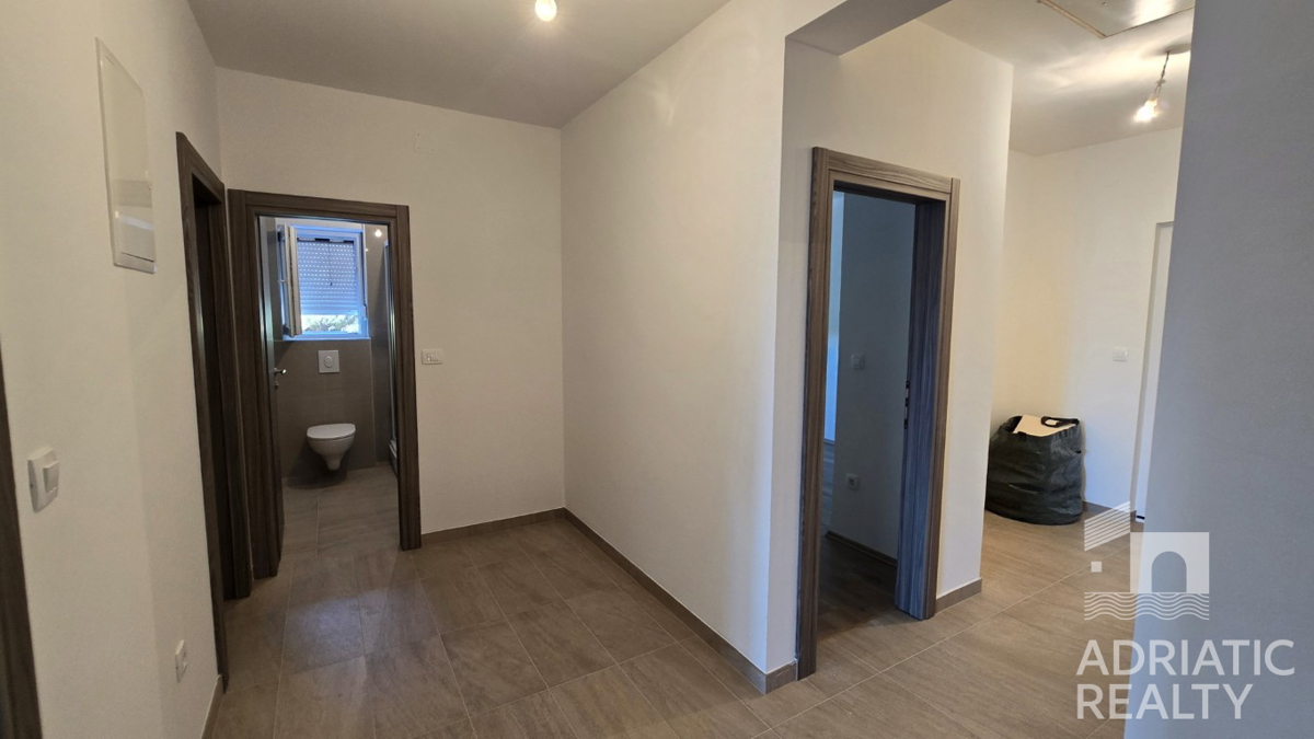 Vodice, appartamento trilocale con ingresso privato e cortile in una posizione tranquilla