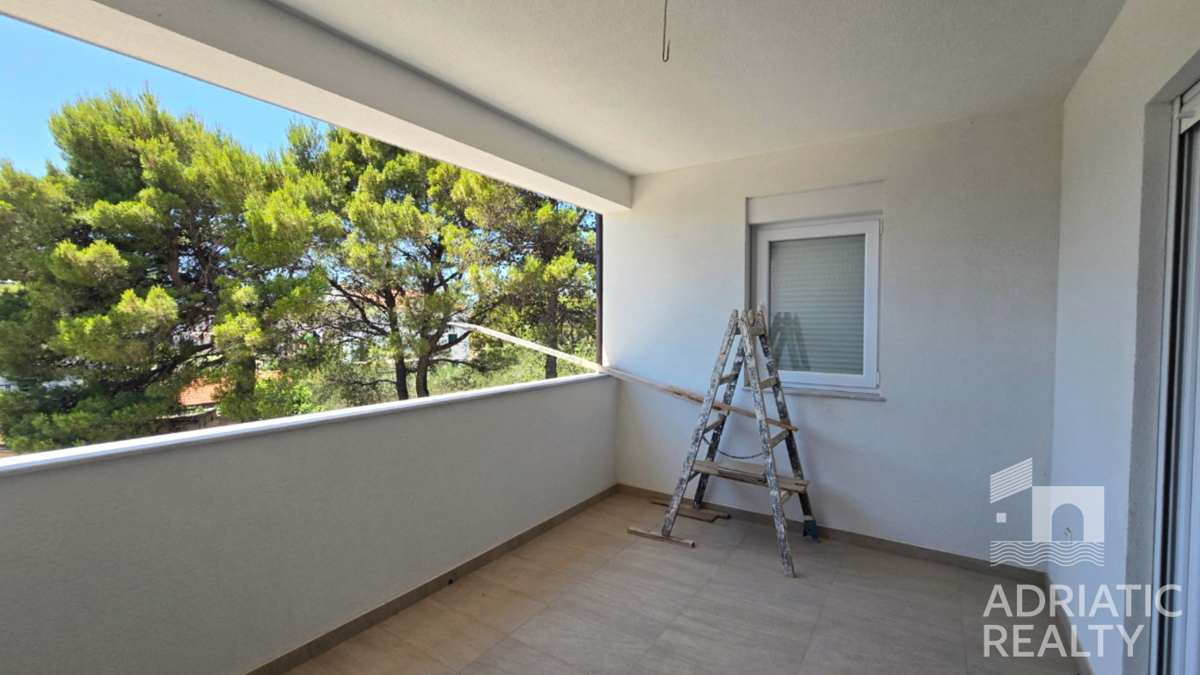 Vodice, appartamento trilocale con ingresso privato e cortile in una posizione tranquilla