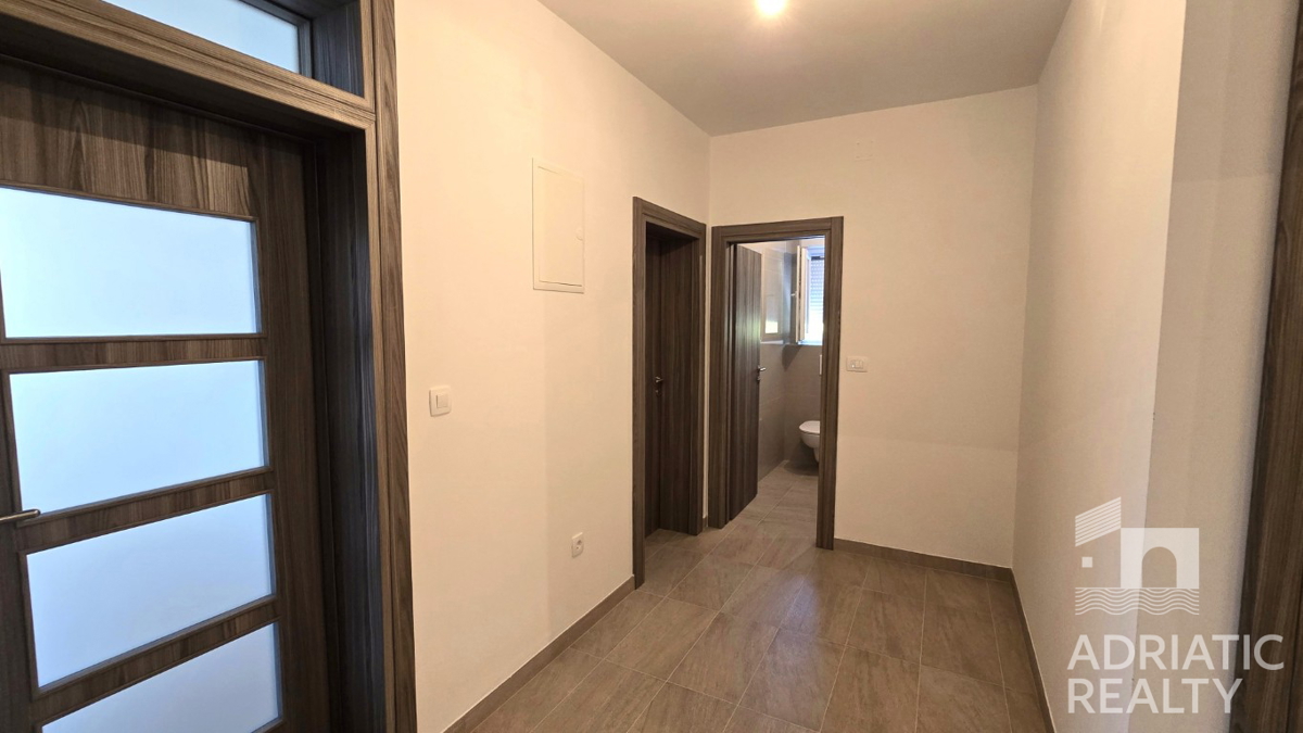 Vodice, appartamento trilocale con ingresso privato e cortile in una posizione tranquilla