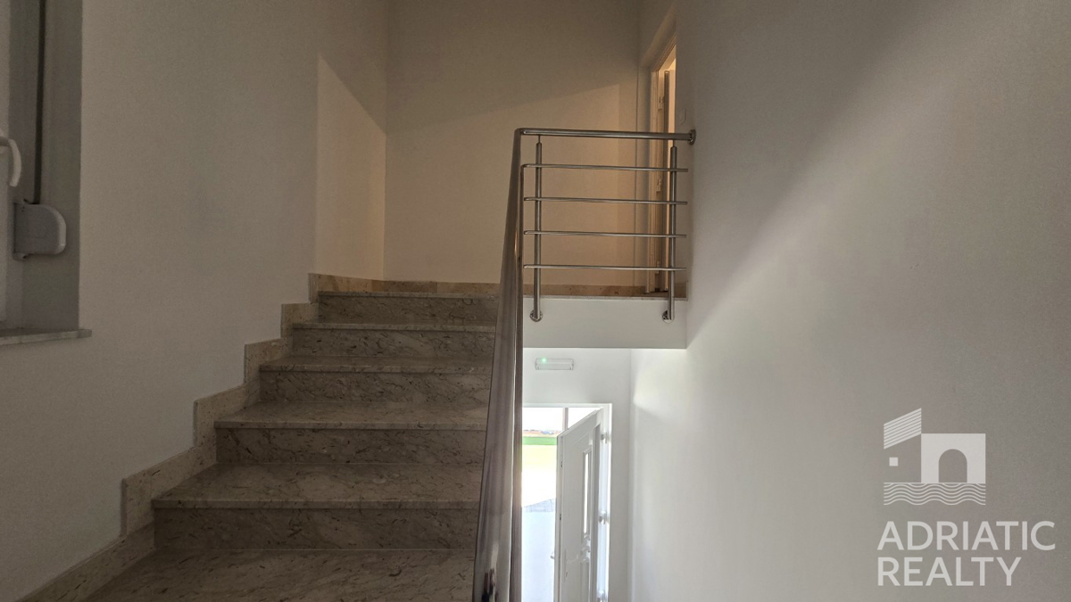 Vodice, appartamento trilocale con ingresso privato e cortile in una posizione tranquilla