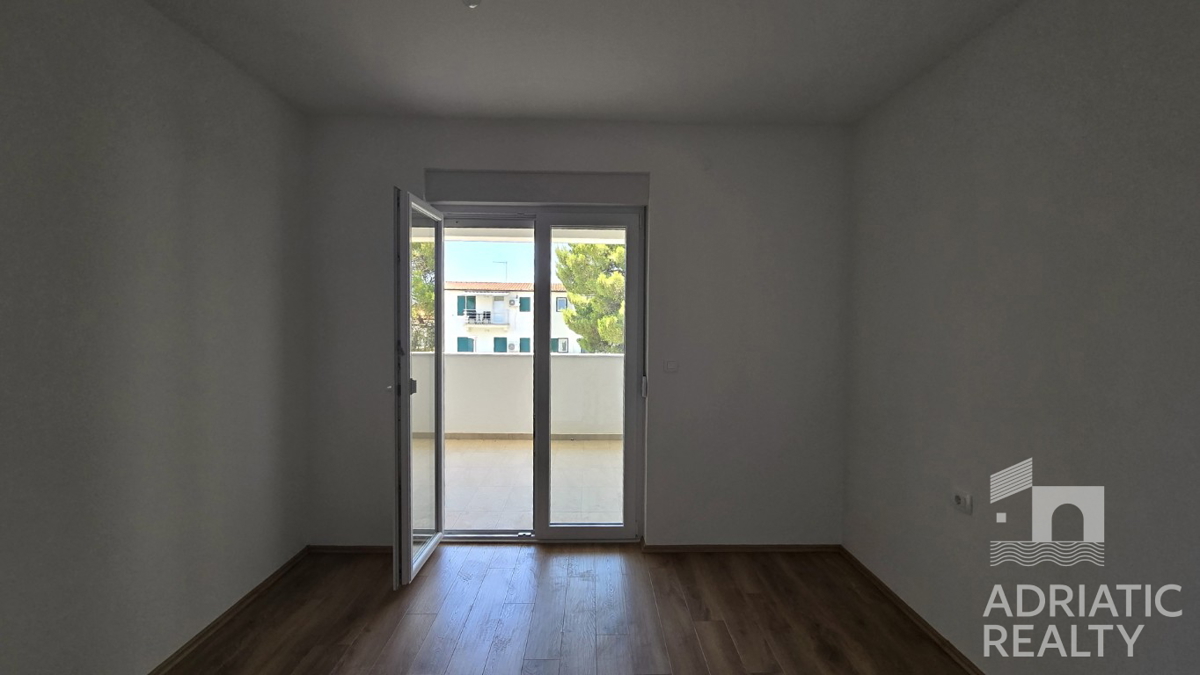 Vodice, appartamento trilocale con ingresso privato e cortile in una posizione tranquilla