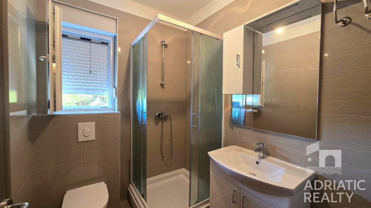 Vodice, appartamento trilocale con ingresso privato e cortile in una posizione tranquilla