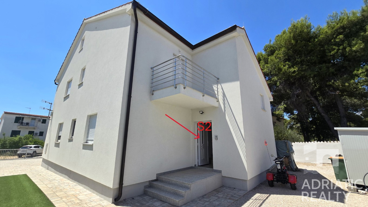 Vodice, appartamento trilocale con ingresso privato e cortile in una posizione tranquilla