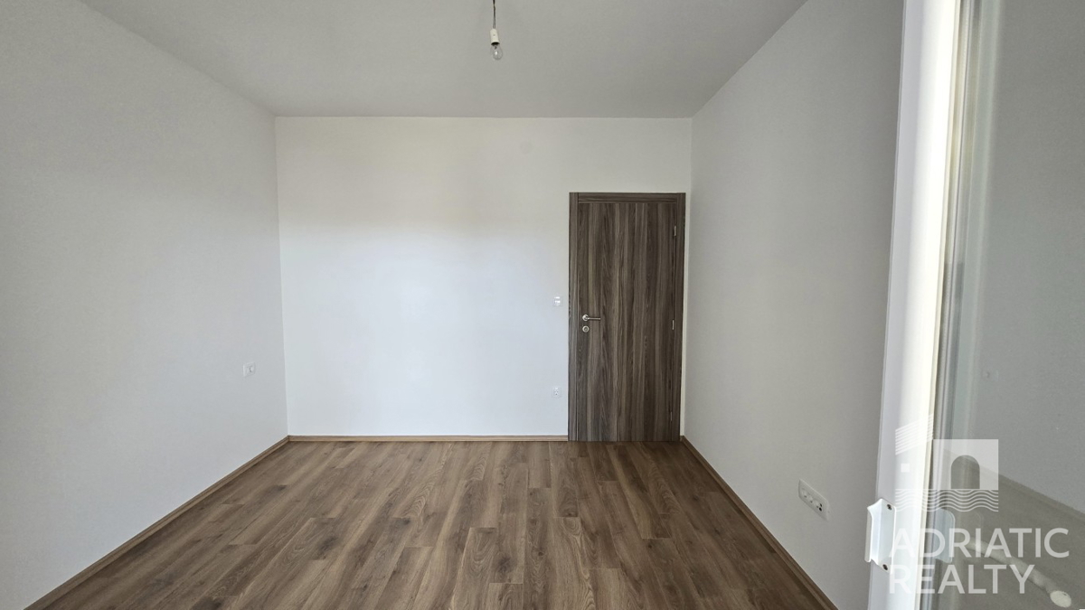 Vodice, appartamento trilocale con ingresso privato e cortile in una posizione tranquilla