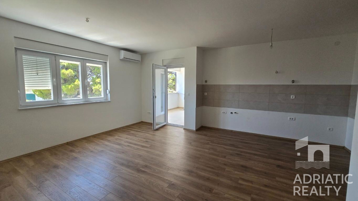 Vodice, appartamento trilocale con ingresso privato e cortile in una posizione tranquilla