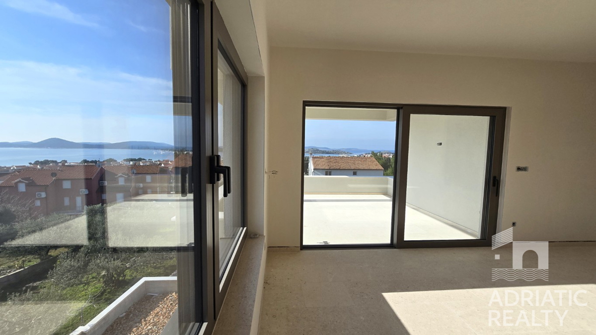 Vodice, spazioso appartamento trilocale (120,89 m2) con vista panoramica sul mare