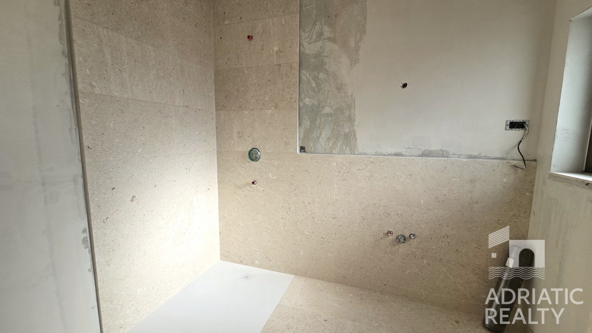 Vodice, spazioso appartamento trilocale (120,89 m2) con vista panoramica sul mare