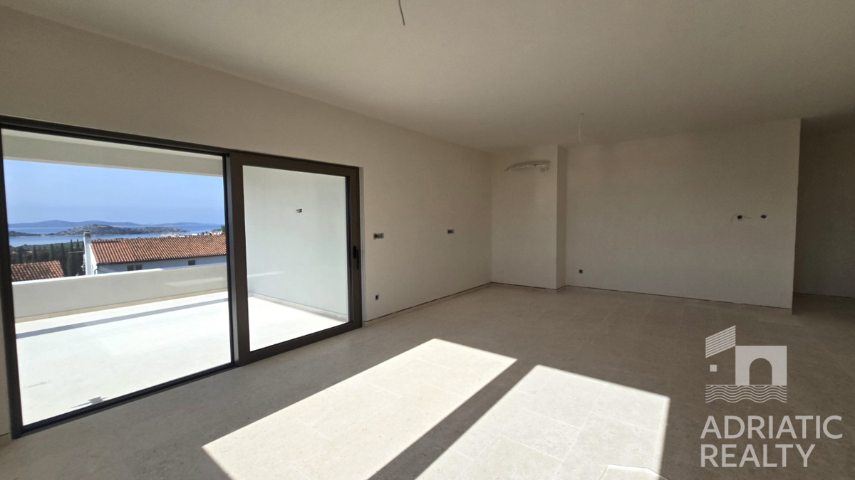 Vodice, spazioso appartamento trilocale (120,89 m2) con vista panoramica sul mare