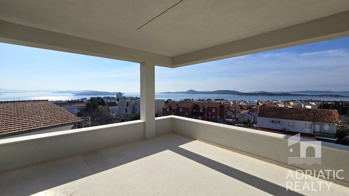 Vodice, spazioso appartamento trilocale (120,89 m2) con vista panoramica sul mare