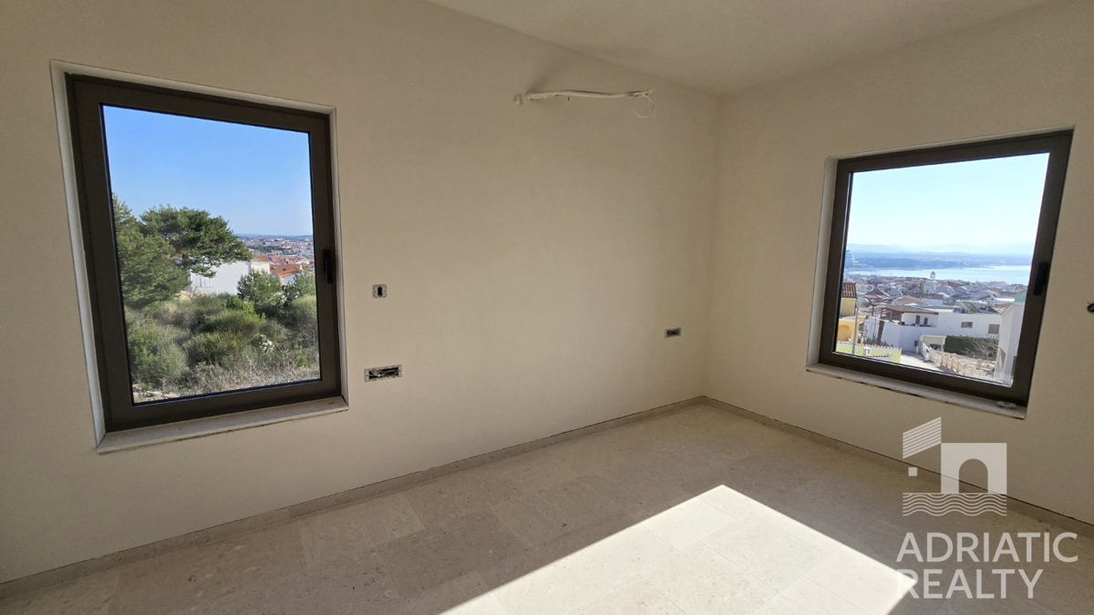 Vodice, spazioso appartamento trilocale (120,89 m2) con vista panoramica sul mare