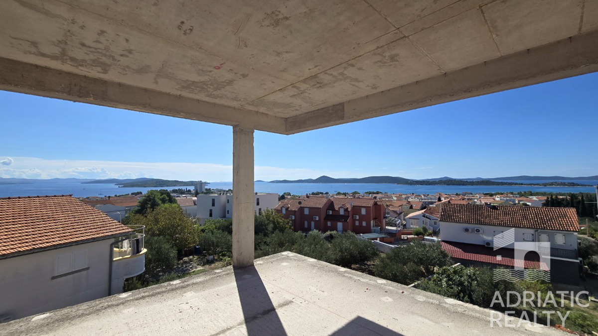 Vodice, spazioso appartamento trilocale (120,89 m2) con vista panoramica sul mare