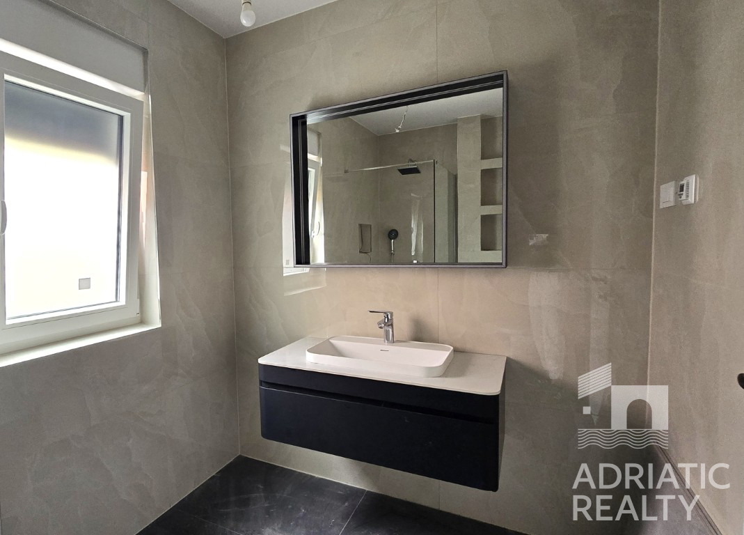 Vodice, ampio appartamento bilocale a 600 m dalla spiaggia