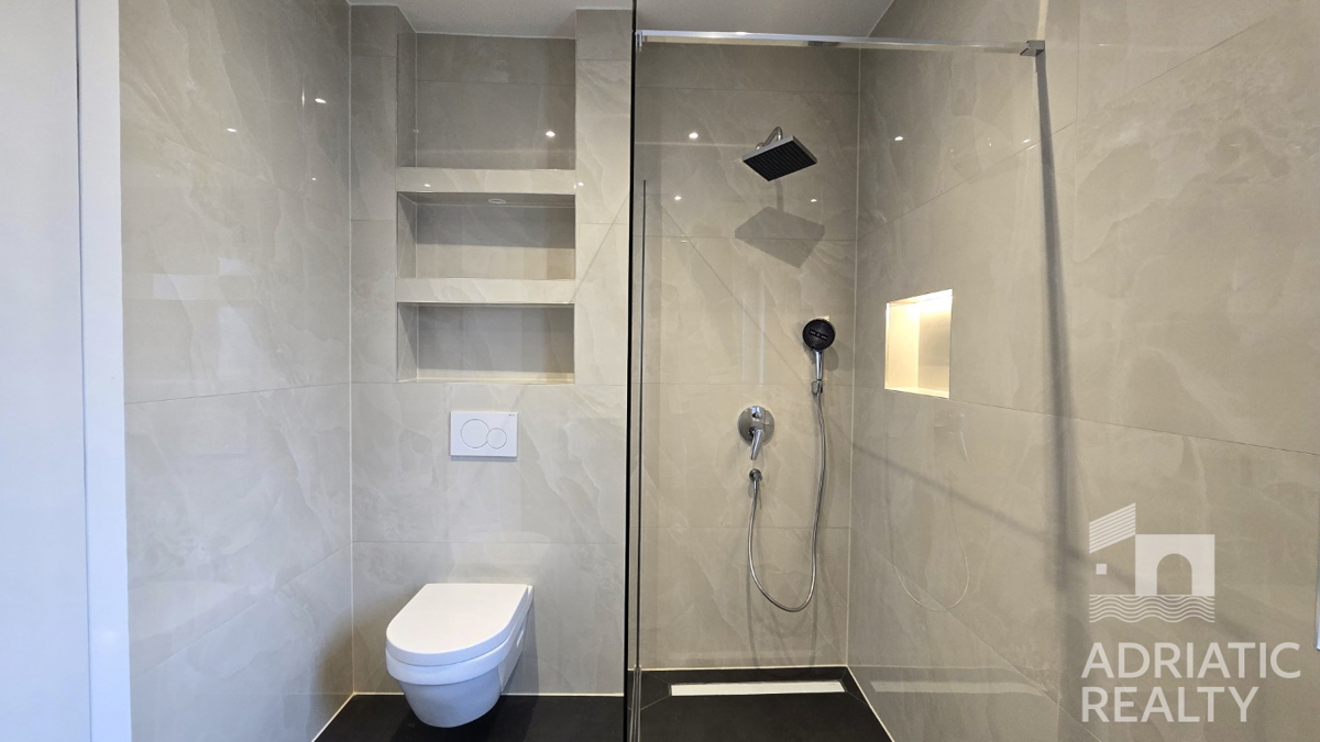 Vodice, ampio appartamento bilocale a 600 m dalla spiaggia