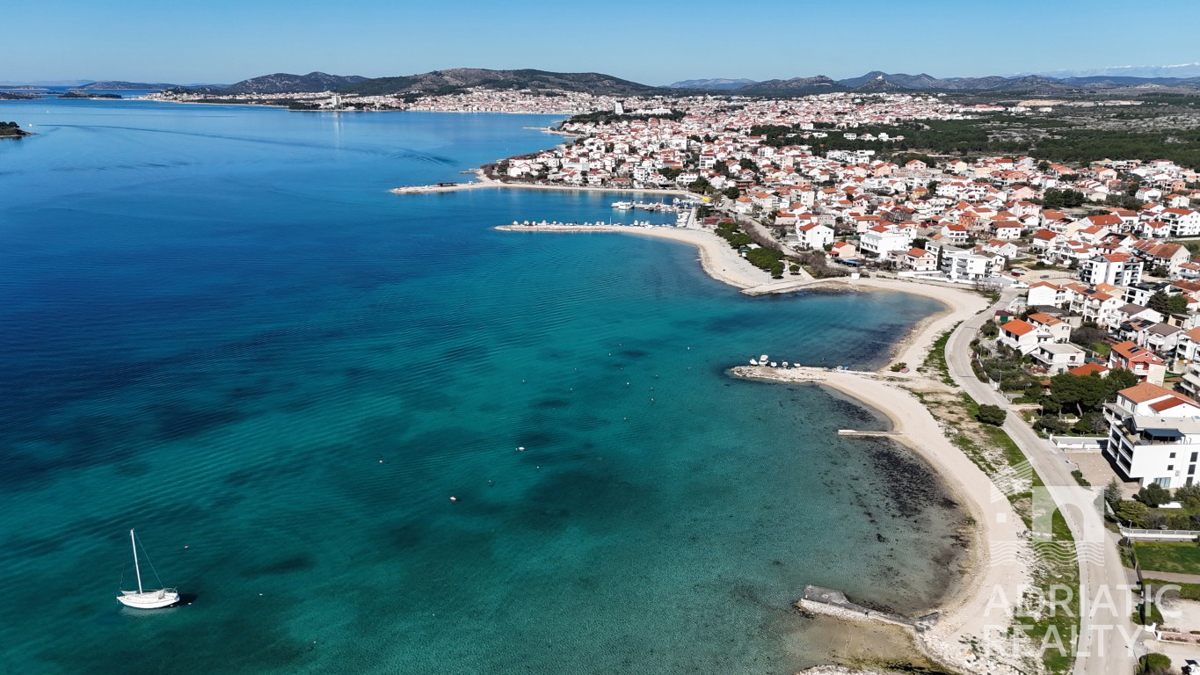 Vodice, appartamenti di lusso in seconda fila al mare e spiagge attrezzate (30m)