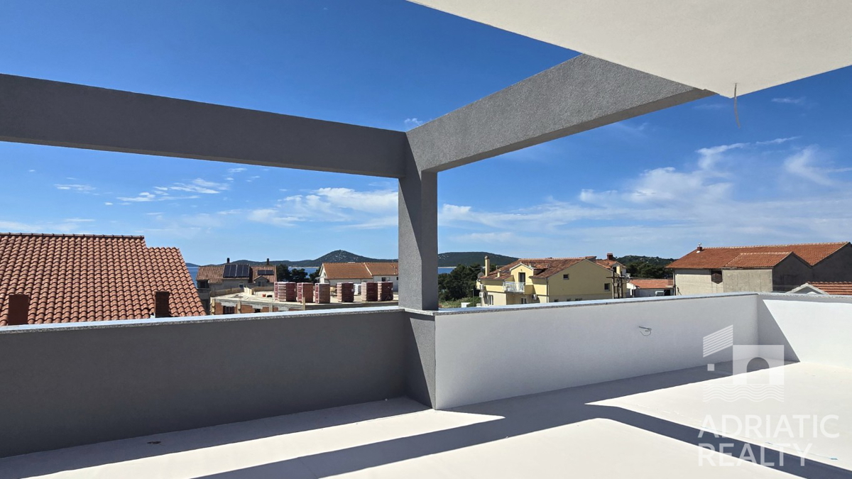 Vodice, casa moderna con ampia terrazza sul tetto in posizione privilegiata