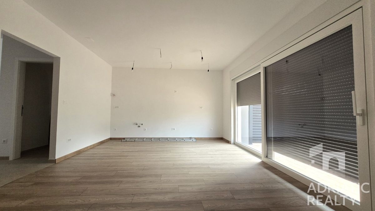 Vodice, casa moderna con ampia terrazza sul tetto in posizione privilegiata